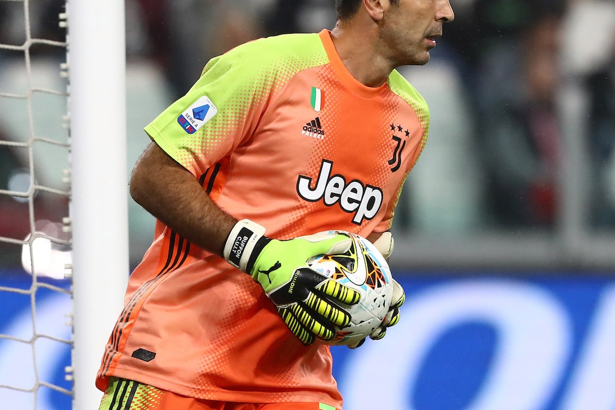 juventus-palace-adidas-soccer-kit-011