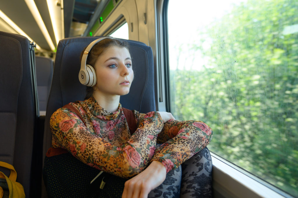 4139_D031_00024_RC Thomasin McKenzie stars as Eloise in Edgar Wright’s LAST NIGHT IN SOHO, a Focus Features release. Credit: Parisa Taghizadeh / © 2021 Focus Features, LLC